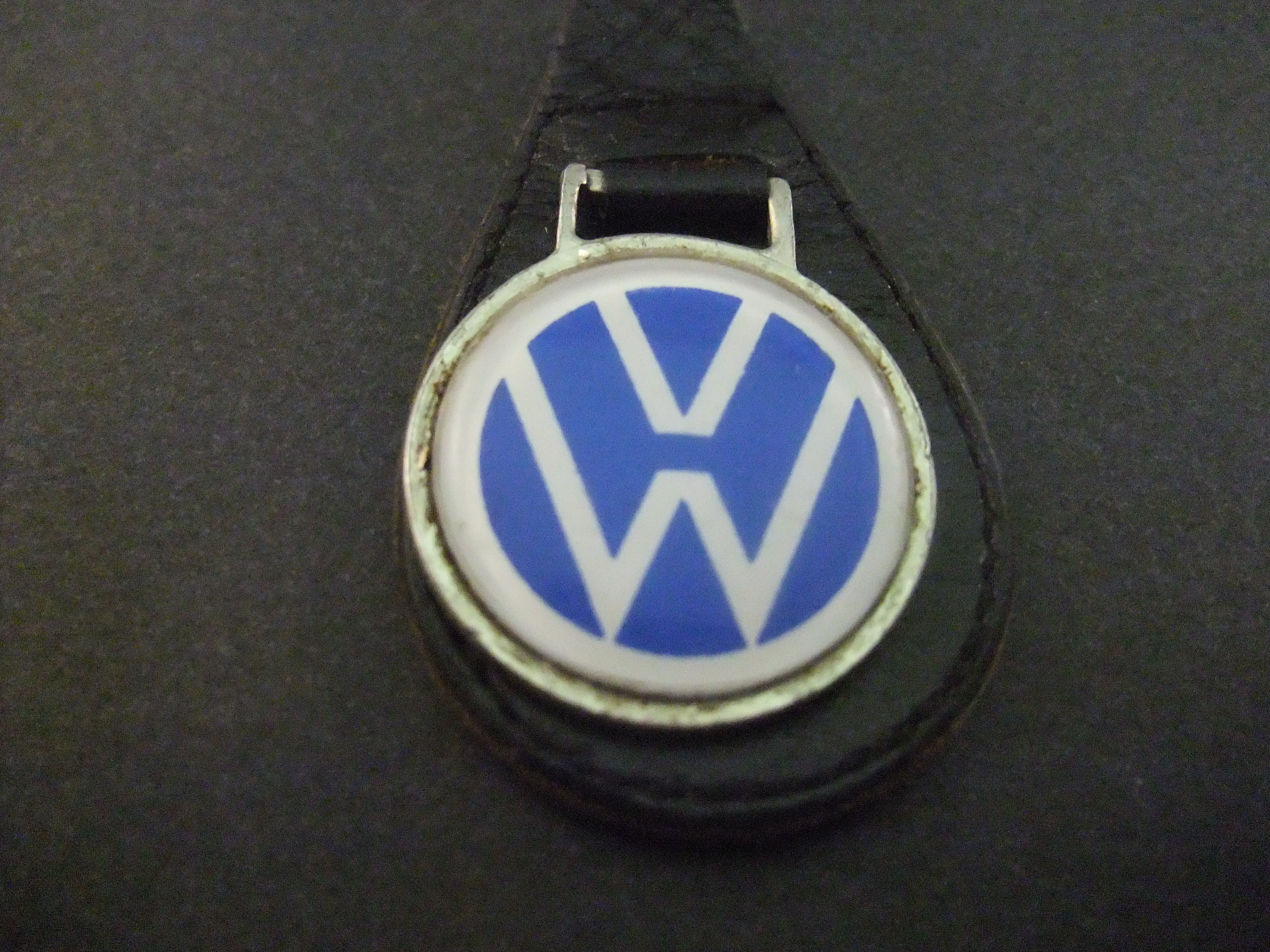 Volkswagen logo zwarte achtergrond sleutelhanger